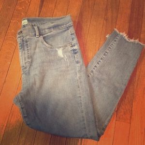 Light Skinny Crop Jeans. Loft, size P10/30